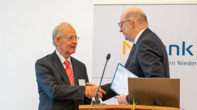 Stephan Walter (links) wird von Matthias Wunderling-Weilbier verabschiedet. | Foto: N-Bank