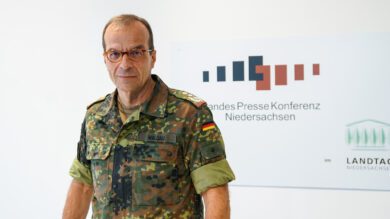 Oberst Dirk Waldau stellt in der Landespressekonferenz die Pläne für das Heimatschutzregiment 3 in Niedersachsen vor. | Foto: Link