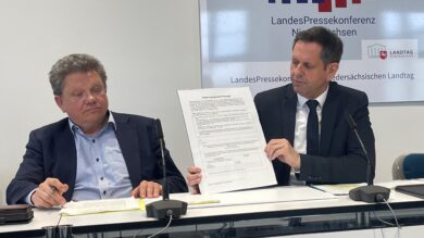 Andreas Philippi (links) und Olaf Lies. | Foto: Wallbaum