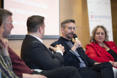 Niklas Kleinwächter (2.v.r.) diskutiert mit Anja Langness, Hajo Rosenbrock, Ernesto Harder und Kerstin Tack (v.l.) über Demokratie. | Foto: Paritätischer Niedersachsen