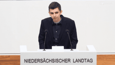 „Wer die bäuerliche Landwirtschaft erhalten möchte muss einsehen, dass es so nicht mehr weitergeht“, sagt Pascal Leddin. | Foto: Plenar-TV/Screenshot: Link