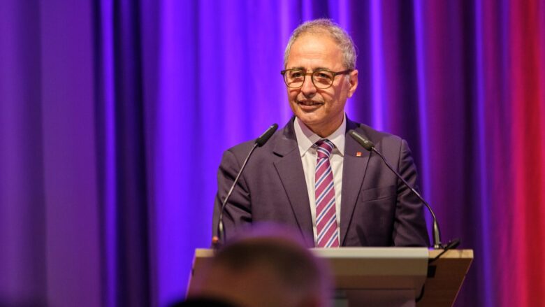Mehrdad Payandeh in seiner Abschiedsrede. | Foto: DGB Niedersachsen/Jelca Kollatsch