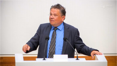 Andreas Philippi will sich bei der Klinikplanung nicht unter Druck setzen lassen. | Foto: Screenshot/Plenar-TV