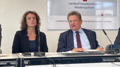 Sozialminister Andreas Philippi und seine Sprecherin Lea Karrasch. | Foto: Wallbaum