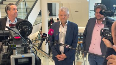 Stefan Politze (Mitte) nach der Aufhebung seiner Immunität vor Journalisten im Landtag. | Foto: Wallbaum