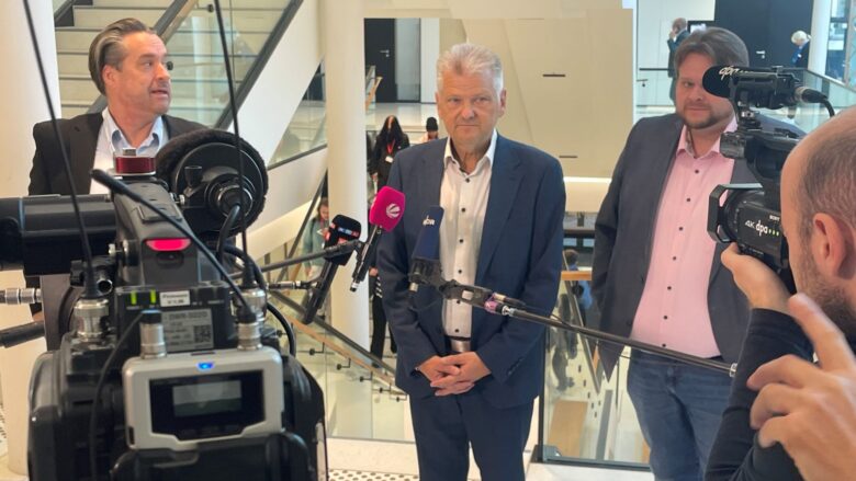 Kurz nach der Aufhebung seiner Immunität gibt Stefan Politze ein kurzes Statement vor den Journalisten ab. | Foto: Wallbaum