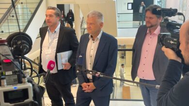 Mit engen Mitarbeitern tritt Stefan Politze am 7. Oktober vor die Presse. Gerade wurde seinen Immunität aufgehoben. | Foto: Wallbaum