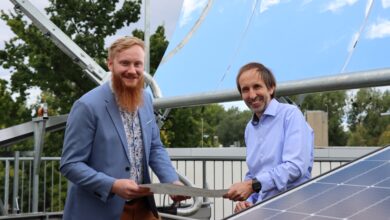 Projektleiter Lutz Meyer (rechts) und Torben Salm wollen mit Wärmepumpentechnologie und Solarenergie das Bierbrauen klimafreundlich machen. | Foto: HsH