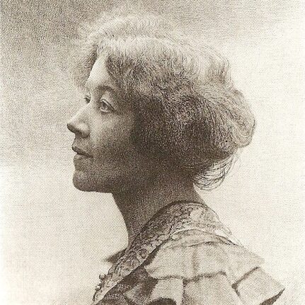 Sepiafarbenes Porträt einer Frau in mittleren Jahren mit lockerer Hochsteckfrisur und Rüschenkleid.