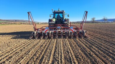 Der Frühling hält Einzug in Niedersachsen. Auch die Aussaat der Zuckerrübe hat bereits begonnen - so früh wie selten. | Foto:Schaper/Landwirtschaftskammer Niedersachsen
