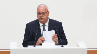 Rüdiger Kauroff (SPD) wirft der Opposition eine verzerrte Darstellung der Tatsachen vor. | Screenshot: Plenar-TV
