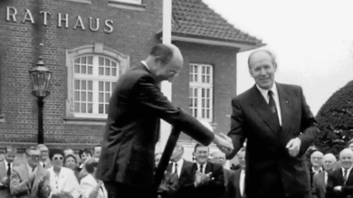 Heinrich Hövelmann (rechts) begrüßt auf diesem Archivfoto aus dem Jahr 1988 den Vertreter der französischen Partnerstadt Rochefort. | Foto: Stadt Papenburg