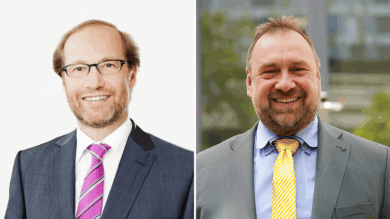 Steffen Grebner (links) und Jörg Störmer. | Foto: Trägergesellschaft Kliniken Aurich-Emden-Norden, KRH