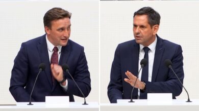 Sebastian Lechner (links) und Olaf Lies streiten im Landtag. | Foto: Plenar-TV/Screenshot: Link