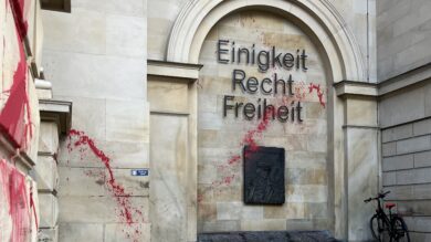 Mit roter Farbe wurde das Haus der Demokratie besudelt. | Foto: Kleinwächter