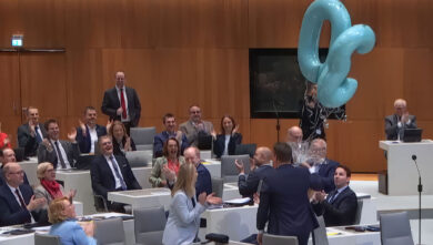 Franktionschef Sebastian Lechner ehrt Uwe Schünemann mit Luftballons. | Foto: Plenar-TV/Screenshot