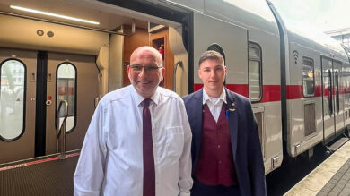 Detlev Schulz-Hendel (links) begleitet Justin Huber bei der Arbeit. | Foto: Instagram