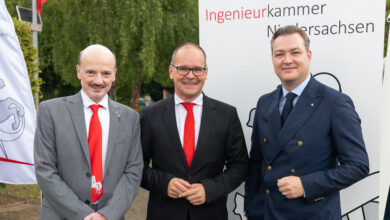 Präsident Martin Betzler (links) und Hauptgeschäftsführer Stephan von Friedrichs begrüßen Grant Hendrik Tonne beim Sommerfest der Ingenieurkammer. | Foto: Marcus Prell