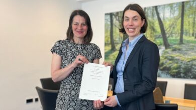 Niedersachsen hat eine neue Tierschutzbeauftragte: Agrarministerin Miriam Staudte übergibt Julia Pfeiffer-Schlichting (rechts) die Ernennungsurkunde. | Foto: ML