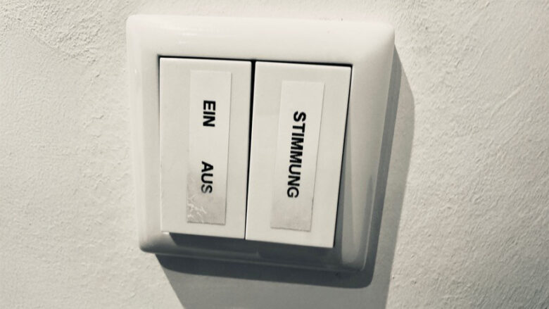 Das Foto zeigt einen Lichtschalter mit drei Einstellungen: Ein, Aus, Stimmung.
