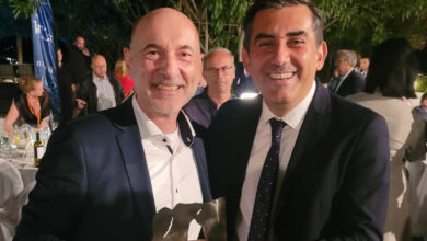 Mario Schiefelbein (links) bekommt den „Tourismus-Oscar“ von Thodoris Tzoumas überreicht. | Foto: TANO