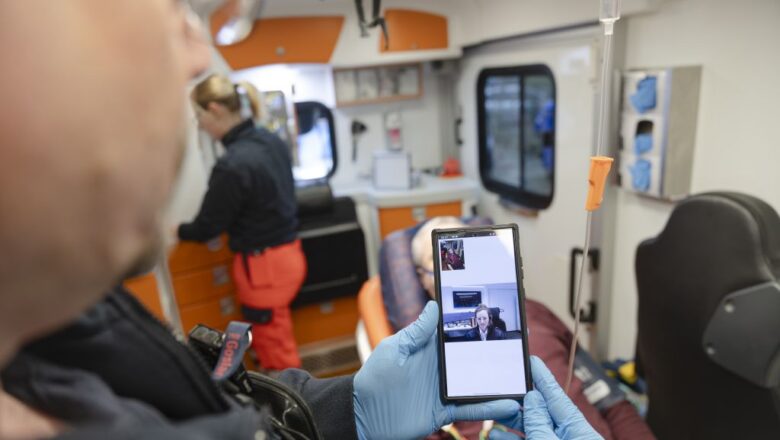 Die Telenotärztin wird im Rettungswagen zu Hilfe gerufen. | Foto: Stefan Sobotta