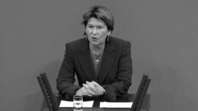 Thea Dückert hält im November 2022 eine Rede im Deutschen Bundestag. | Foto: MELDEPRESS/Sylvia Bohn