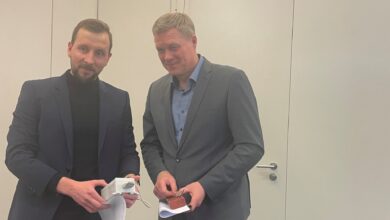 Jan Vermöhlen (links) und Ulf Thiele justieren die Schuldenuhr neu. | Foto: Wallbaum