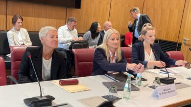 Justizministerin Kathrin Wahlmann (Mitte) im Landtagsausschuss - neben der Vize-Leiterin der Anstalt in Bremervörde, Milena Simeunovic (rechts) und Kristina Kurth vom Justizministerium. | Foto: Wallbaum