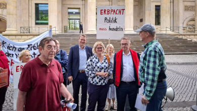 Die Landtagsabgeordneten Verena Kämmerling (Mitte) und Frank Henning (rechts daneben) treffen sich mit den Protestierenden bei der Erbbaurecht-Demo vor dem Landtag Ende Juni. | Foto: Martin Busch/Osnabrücker Initiative für Erbbaurechtnehmende