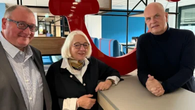 ChatGPT:

Mike Brauner (links) und Elke Hlawatschek mit dem Kuratoriumsvorsitzenden der Tui-Stiftung, Thomas Ellerbeck. | Foto: TUI AG