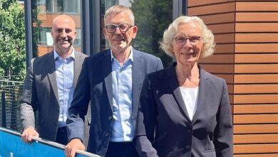Andrea Aulkemeyer mit ihrem Vorstandskollegen Olaf Bornemeier (Mitte) und Landrat Ali Doğan. | Foto: Mühlenkreiskliniken