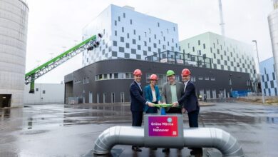 Oberbürgermeister Belit Onay, Aurélie Alemany (CEO enercity AG), Umweltminister Christian Meyer und Steffen Reiche (VW Nutzfahrzeuge; v.l.) vor dem Biomasse-Heizkraftwerk | Foto: enercity/Tim Schaarschmidt