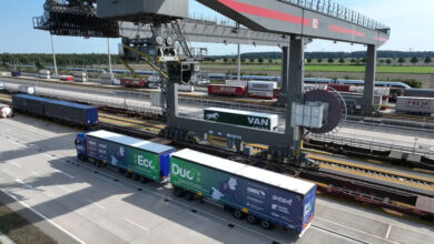 Ein "EcoDuo" wird im  MegaHub Lehrte beladen. | Foto: VDA