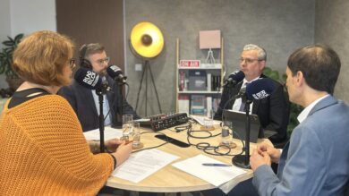 Hanno Kummer (r.) und Hans-Joachim Lenke (2.v.r.) im Podcast mit den Rundblick-Redakteuren Niklas Kleinwächter und Anne Beelte-Altwig | Foto: Sharona Baasch