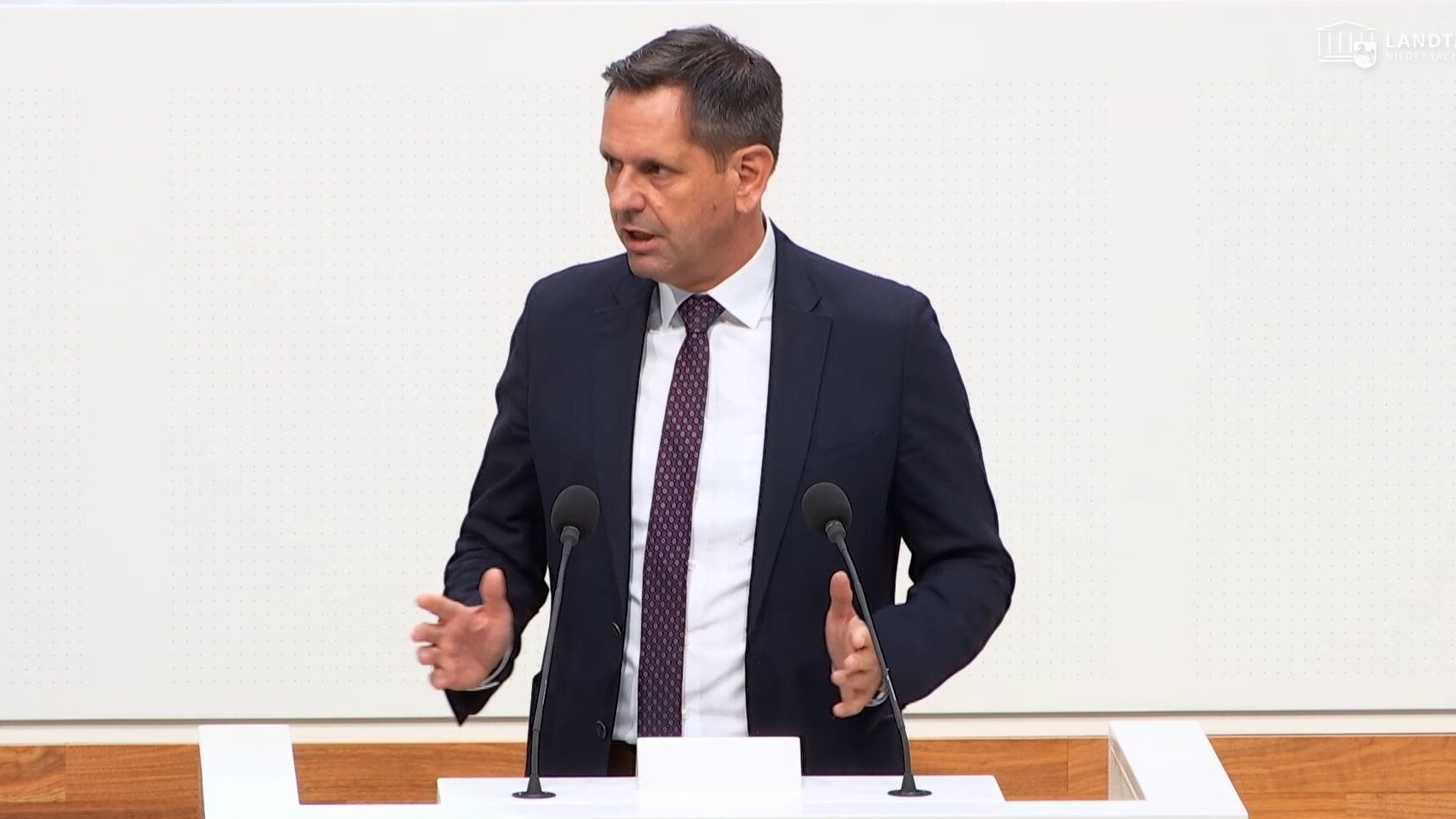 Foto zeigt Olaf Lies am Rednerpult