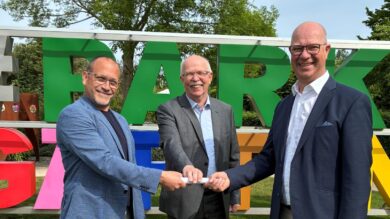 Lennart Böhlje (links) übernimmt von Christian Wandscher (rechts) unter Zuspruch des Aufsichtsratsvorsitzenden Gerhard Schwetje (Mitte). | Foto: Park der Gärten