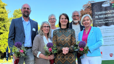 Miriam Staudte (Mitte) und Ammerlands Landrätin Karin Harms (rechts) zeichnen den Betrieb "Blumen Klefer" aus. | Foto: ML