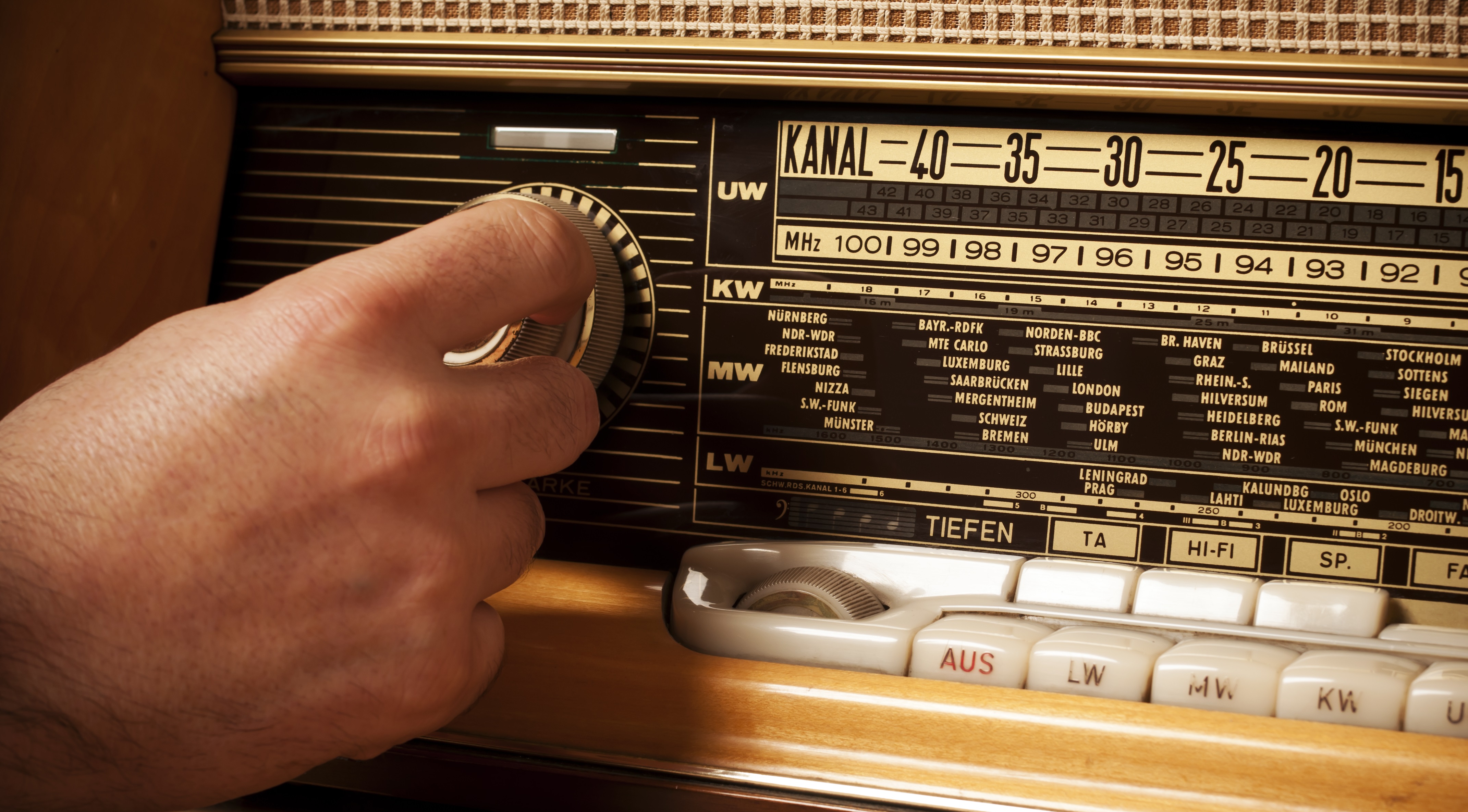 Включи радио громкость 50. Человек настраивает радиоприемник. Приемник это человек. Старые радио. Радиоприемники США 1940-1960.