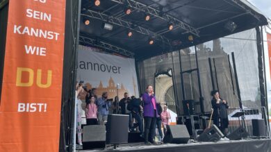 CSD Hannover: Julia Hamburg ruft dazu auf, queerfeindliche Straftaten anzuzeigen