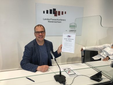 NDR-Journalist Dirk Banse verabschiedet sich aus Landespressekonferenz