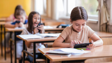 Pro & Contra: Sollen Grundschüler auf ein Handy in der Schule verzichten müssen?