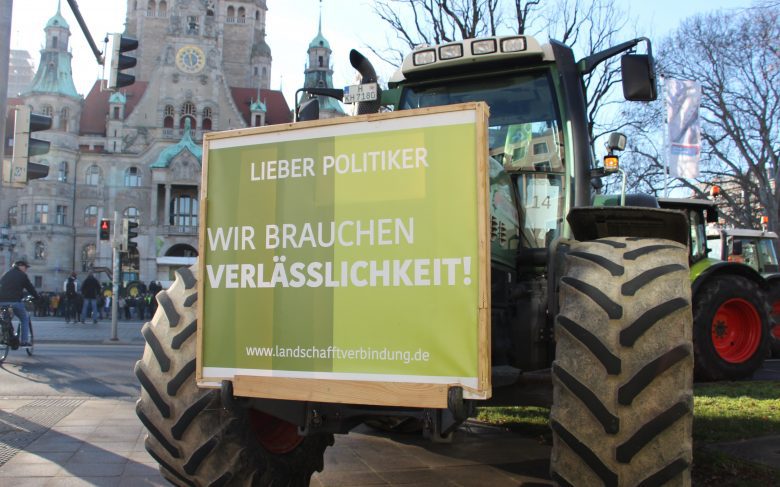 Traktor vor neuem Rathaus - v