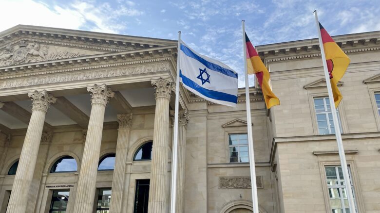 Die israelische Flagge vor dem niedersächsischen Landtag neben der deutschen und der Niedersachsen-Flagge.