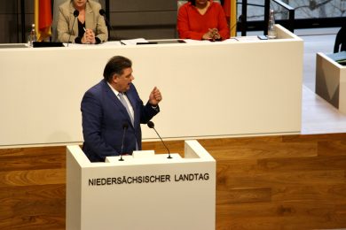 Wirbel um Wiefelstede: Landtag streitet über drastischen Unterrichtsausfall