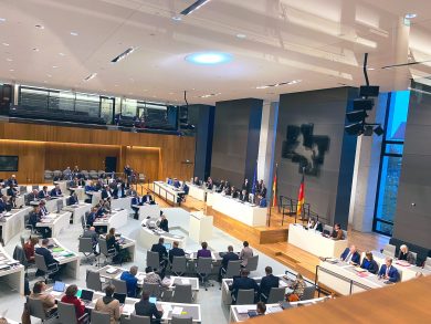 Heute im Landtag: Rundfunkbeitrag, Fachkräftebindung, Gewalt im Netz