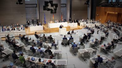 Landtag debattiert über Schuld und Verantwortung in der Corona-Pandemie