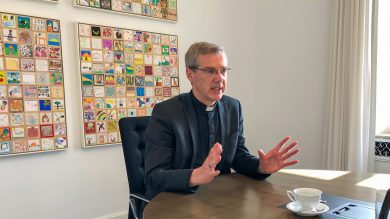 Bischof Heiner Wilmer will über Geschlechterfragen diskutieren